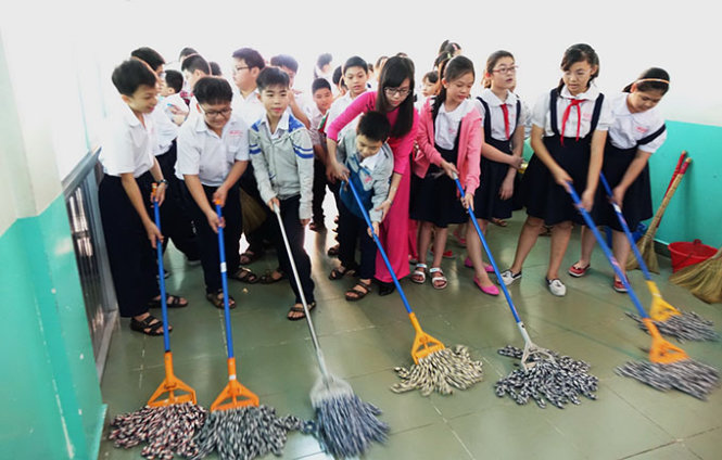 Vietnam elementary schools teach students housework to improve life skills