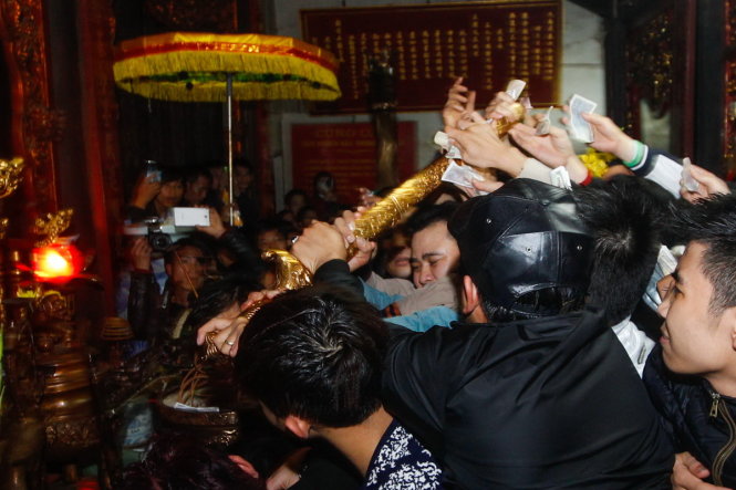 People scramble for lucky tokens at northern Vietnam fest (photos)