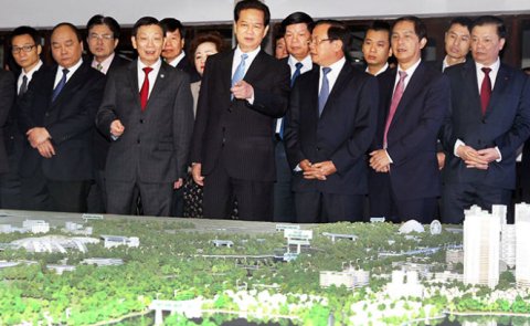 Vietnamese premier reviews urban planning along Hanoi highway