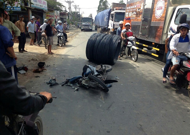 Steel-carrying trucks jeopardize street travelers in Ho Chi Minh City