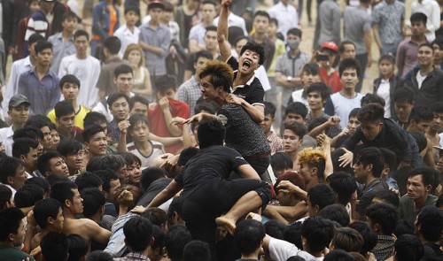 Young Vietnamese turn violent, involved in stampedes at northern festivals