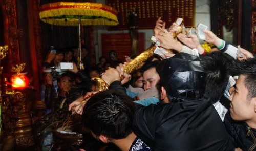 People scramble for lucky tokens at northern Vietnam fest