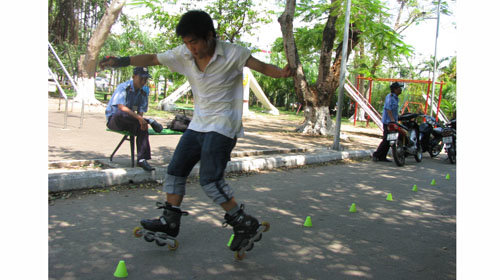 Young kids take up roller skating in Vietnam