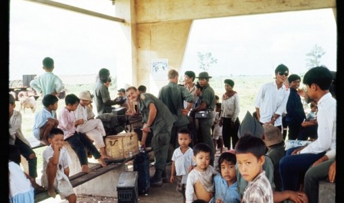 US photographer publishes pictures of Vietnam’s war kids then and now