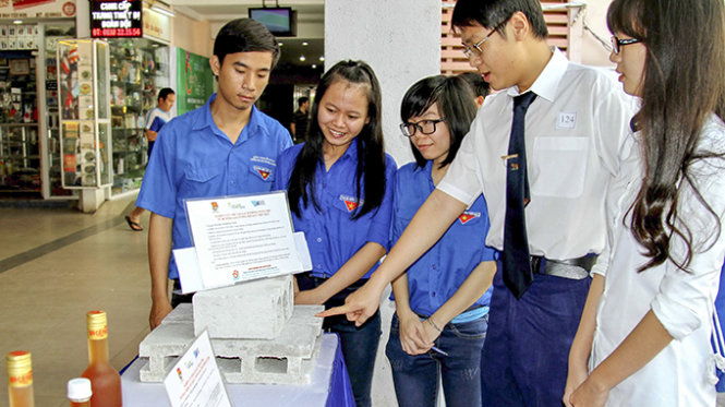 Vietnam student creates unburned bricks from waste paper