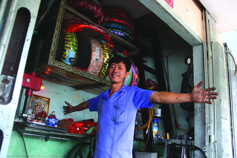 Photo essay: Doing business in tiny shops in Saigon