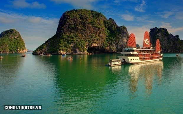 Ship captain held for stealing from foreign visitor in Vietnam's Ha Long Bay