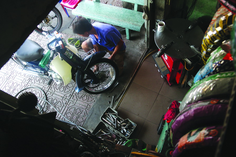 Tran Manh Hung, the owner of a motorbike repair shop on Dien Bien Phu Street in Binh Thanh District, said that although he wants to invest in more motorbike parts, he has no space for them in this tiny place.