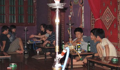 More young Vietnamese hooked on shisha amid health warnings