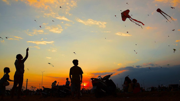 Deadly accident triggers concerns, calls for better administration of kite flying in Vietnam