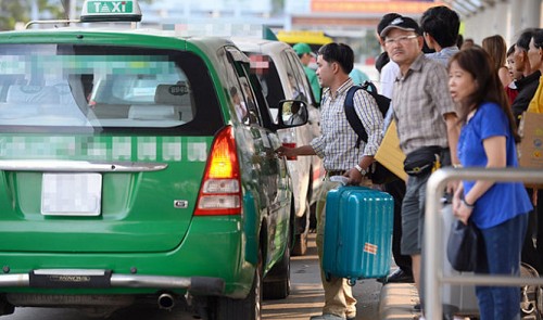 583 cabbies at Tan Son Nhat punished for troubling short-haul passengers in 2014