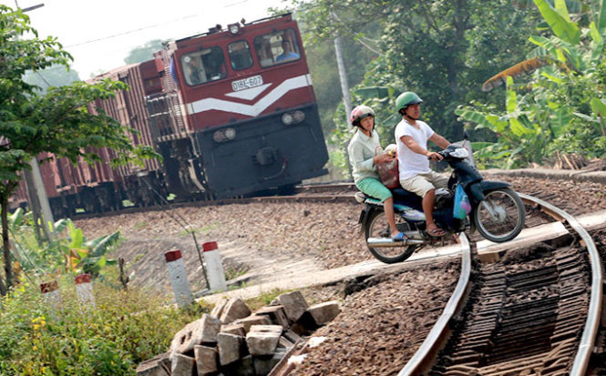 Vietnamese risk own lives to save minutes crossing railways (photos)