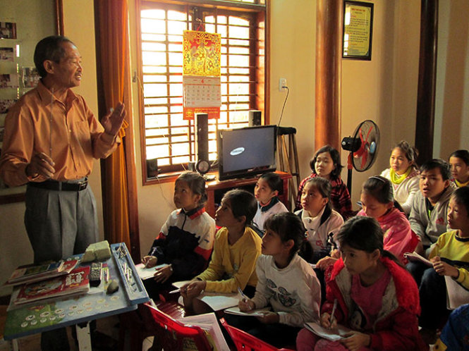 Retired doctor teaches free English to kids in central Vietnam