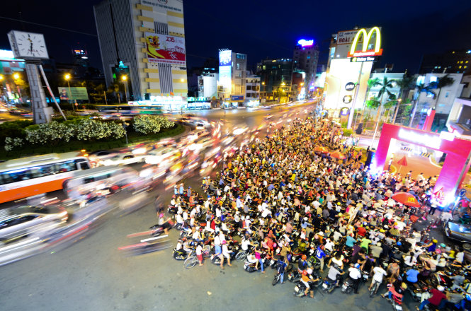 Thousands queue all day to get freebies from McDonald’s Vietnam