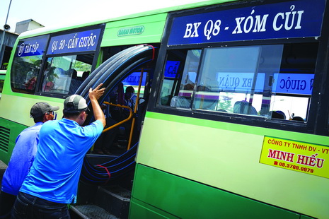 Shabby buses unwelcoming in Vietnam (photos)
