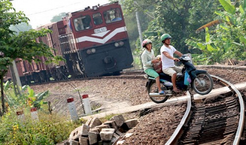Vietnamese risk own lives to save minutes crossing railways