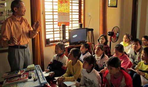 Retired doctor teaches free English to kids in central Vietnam