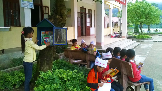 In Vietnam, teacher puts bookcases on trees to encourage students to read