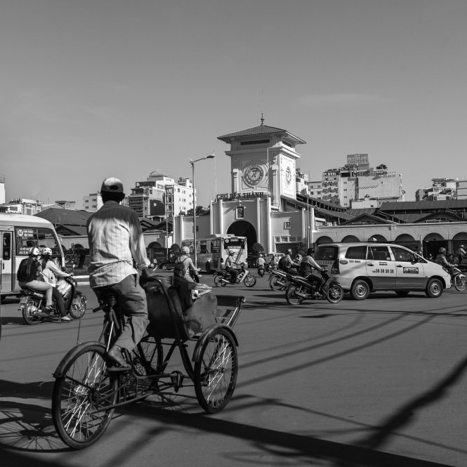 Ongoing exhibition features Saigon in black-and-white photos