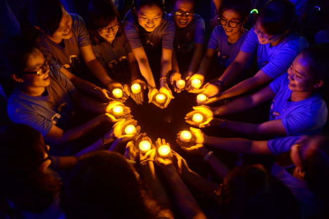 Vietnamese switch off electricity, join green activities during Earth Hour