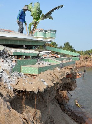 Lives, property at stake as land seriously eroded along Vietnamese province’s rivers