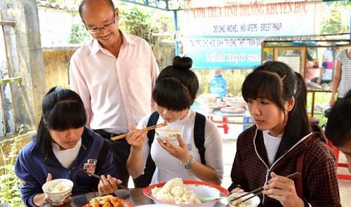 Free lunch helps poor students make it into university in Vietnam