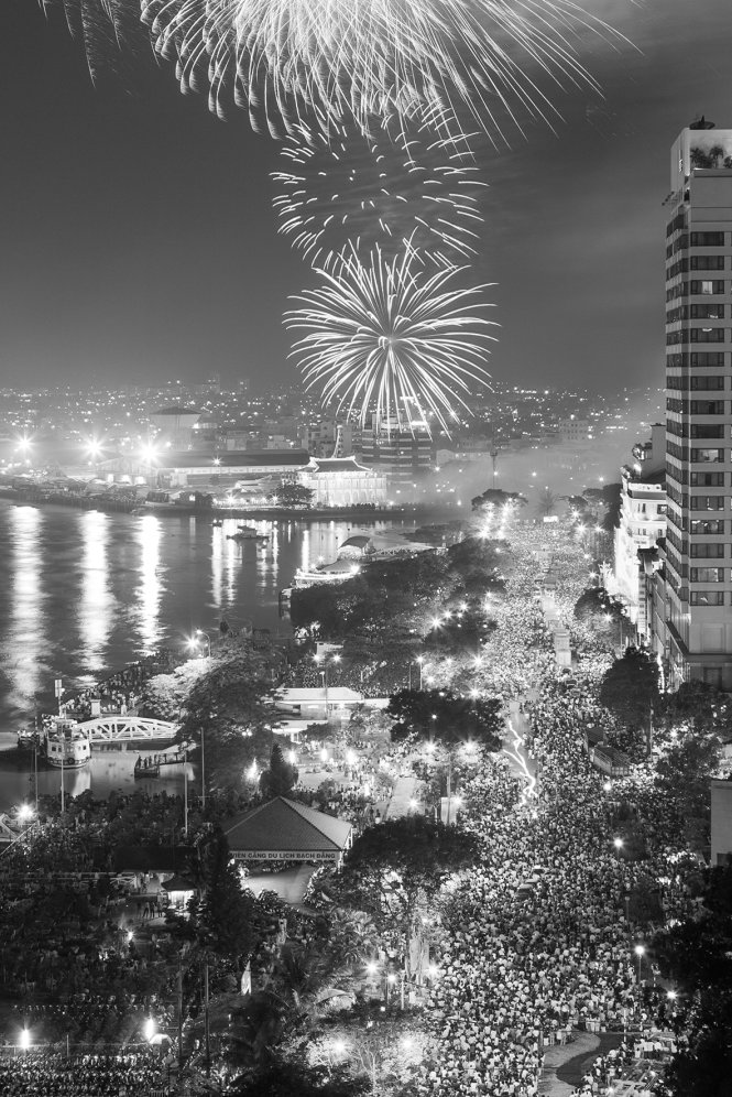 his photo, taken on April 30, 2005, depicts a pyrotechnic show at Bach Dang Wharf, a hallmark of Saigon, which was organized in commemoration of the 30th anniversary of the Reunification Day. The area was packed with fireworks spectators then.
