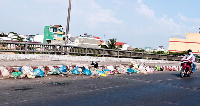 Ho Chi Minh City grows unsightly because of garbage-topped bridges
