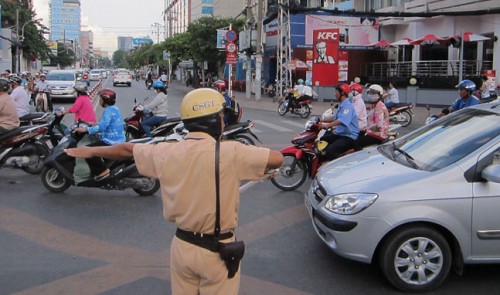 Two men detained for knifing police in central Vietnam