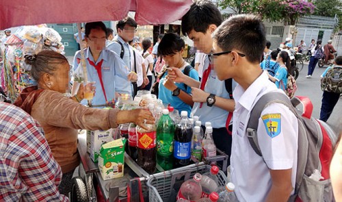 In Vietnam, mobile food stands around schools pose threats to students’ health