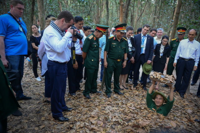 Russian Prime Minister Medvedev explores Cu Chi Tunnels during Vietnam visit