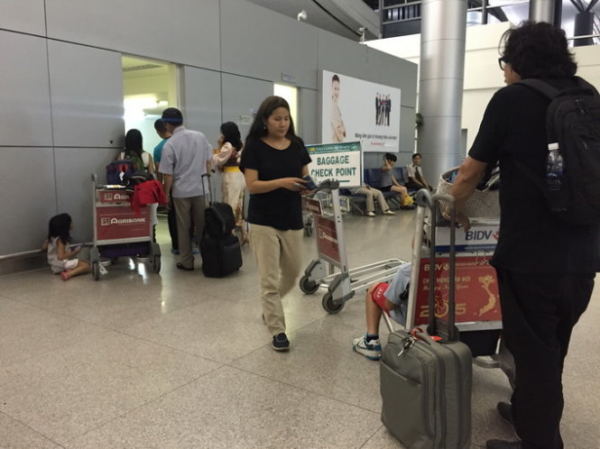 Expulsion awaits Vietnam customs officers who squeeze passengers for money