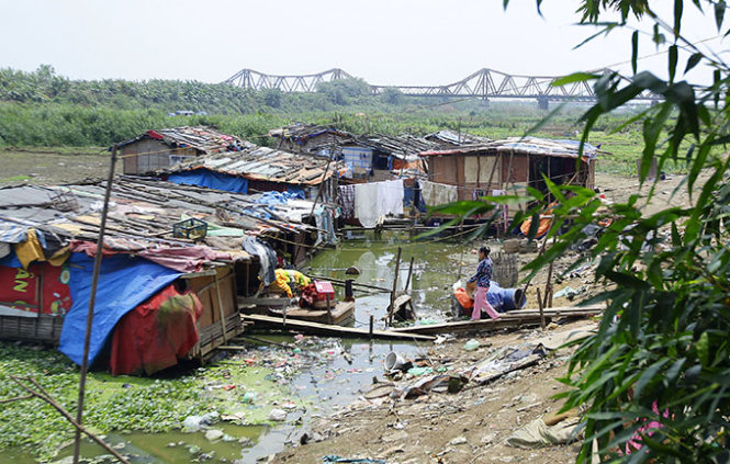 Sad lives adrift on ‘floating slum’ near Hanoi’s iconic bridge