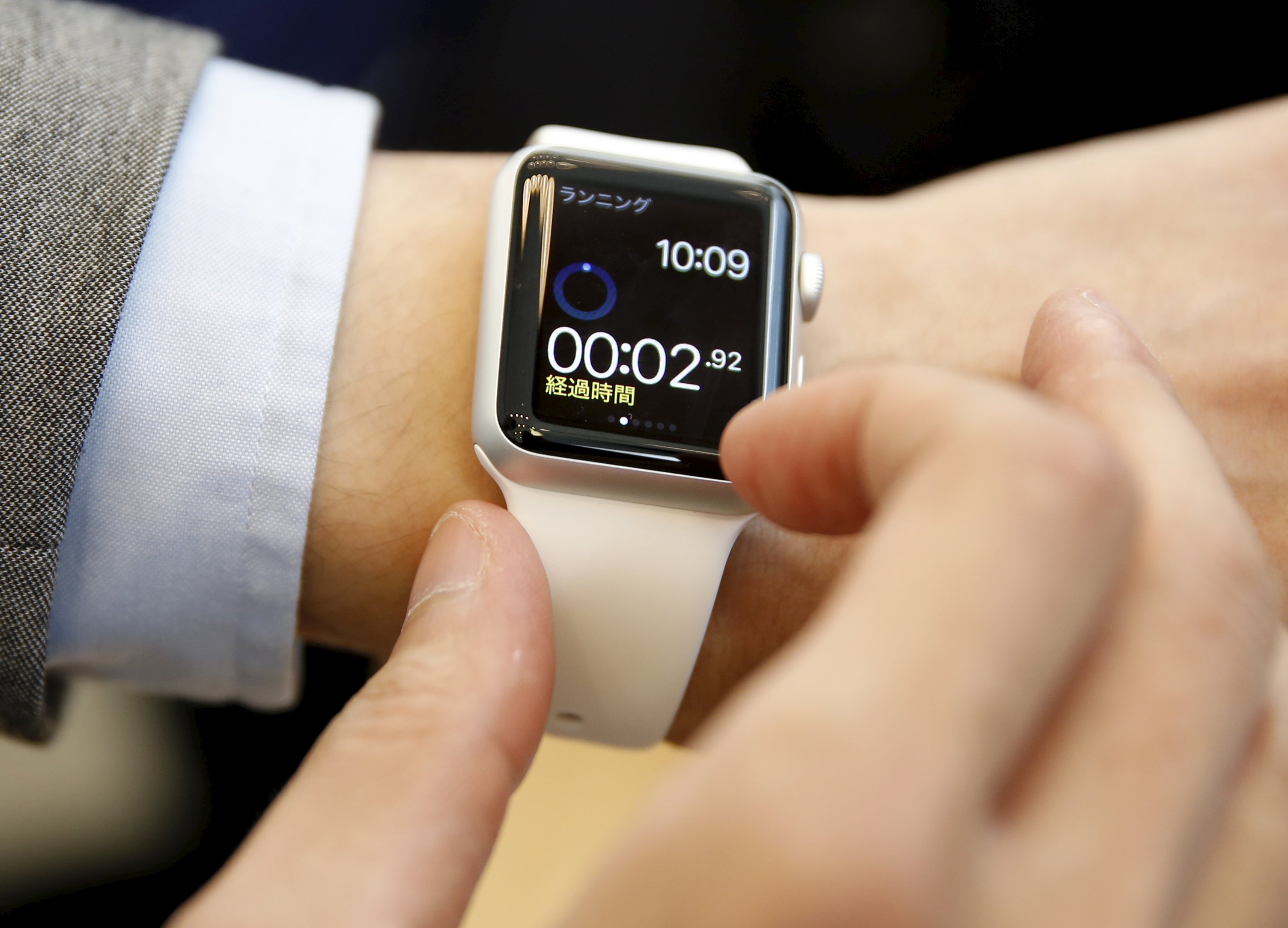 Apple expects strong demand in smartwatch consumer debut