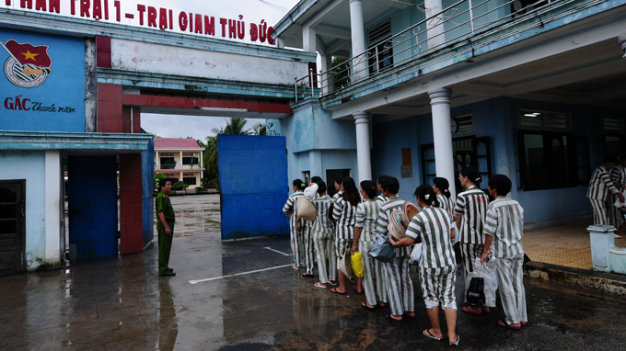 Vietnam lawmakers blast resolution with target on suicide in police custody