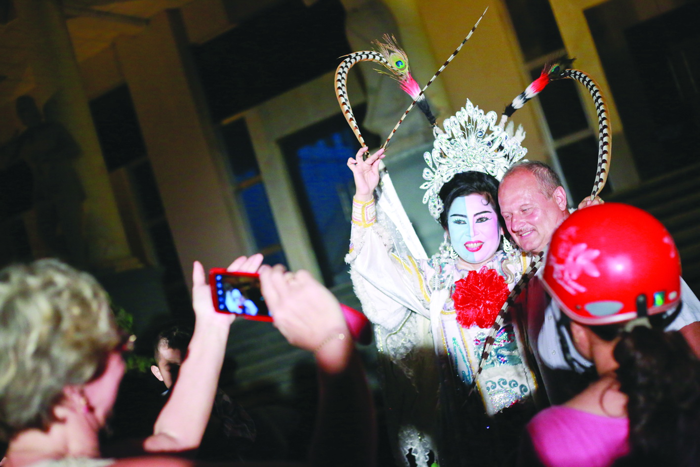 Street traditional opera performances enrich night life in Vietnam’s Nha Trang