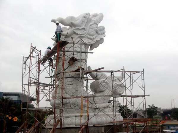 Vietnam’s Da Nang builds 200-ton carp statue near iconic bridge