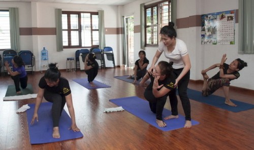 Young woman ‘exports’ Vietnamese yoga coaches