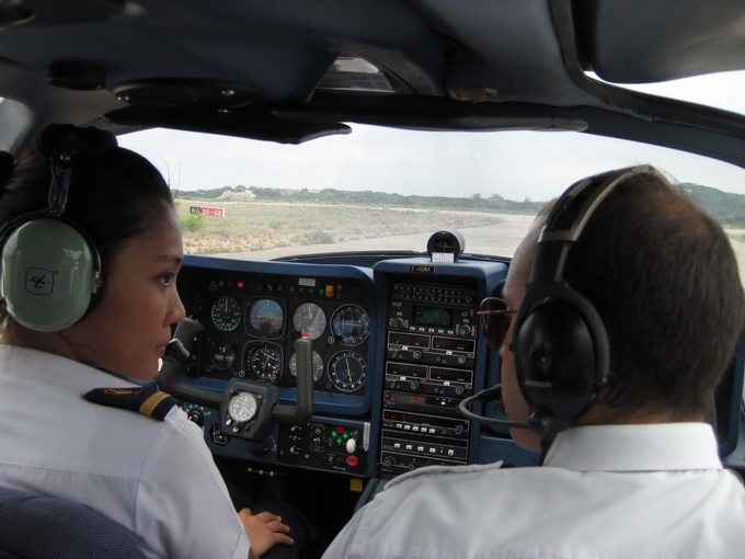 Vietnam mulls rule to discourage pilots from quitting job
