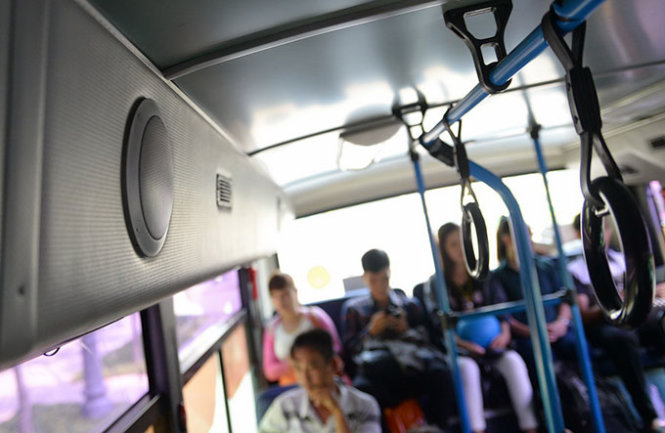 Passengers whine about noise pollution, foul language on buses in Vietnam