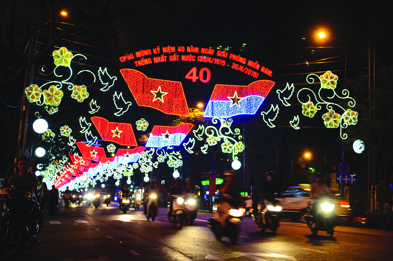 Ho Chi Minh City ready for Reunification Day celebration (photos)