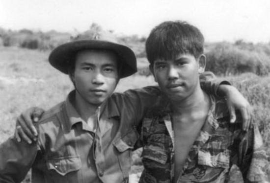 The person quest behind photo of embracing enemies in Vietnam war