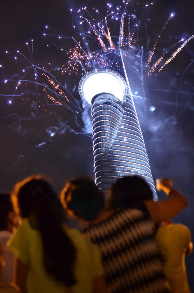 Fireworks dazzle Ho Chi Minh City residents on Reunification Day (pics)