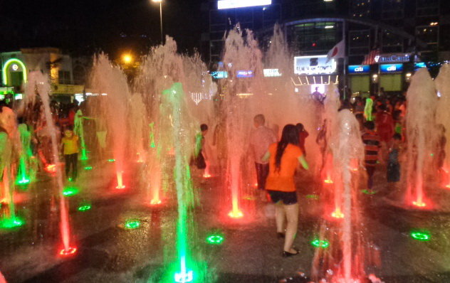 Uh-oh! Youths taking showers at Ho Chi Minh City pedestrian street fountains