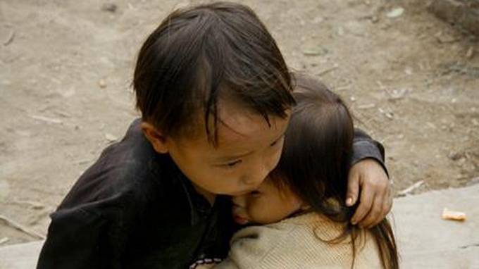 False caption turns viral photo of Vietnamese kids into Nepalese quake victims