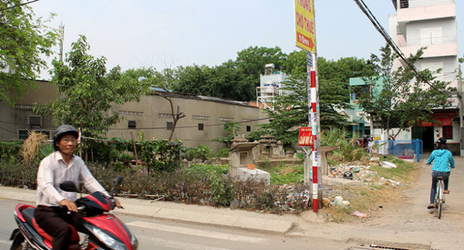 Deceased people quietly buried in Ho Chi Minh City residential areas
