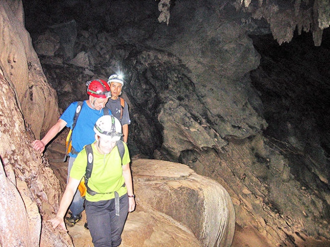 Local, Briton awarded labor medal for helping discover caves in Vietnam