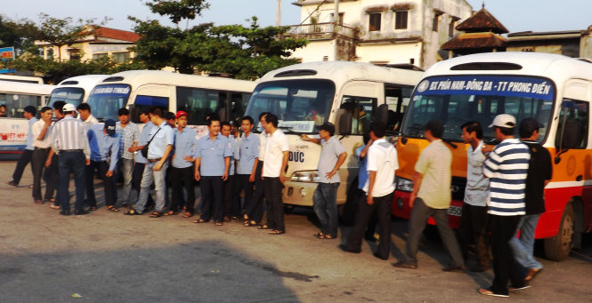 Over 70 bus drivers in Hue go on strike over low salary