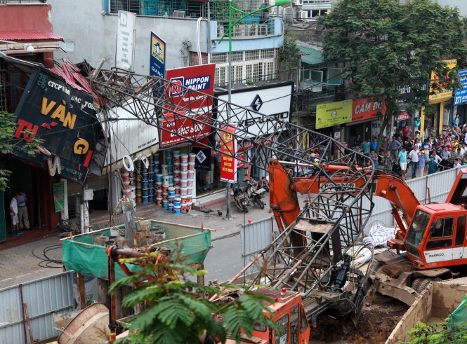 Overhead construction cranes pose threat to passers-by in Vietnam