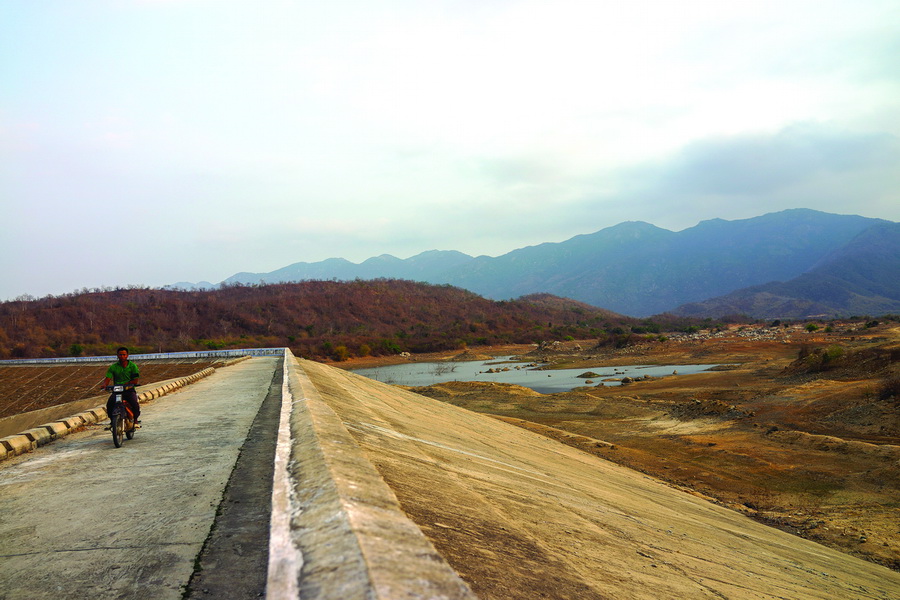 The Song Bieu Lake in Phuoc Ha Commune, Thuan Nam District reveals its bed with seriously low water.